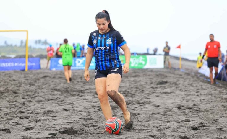 Alisson Rivas, originaria de Santiago Nonualco, eligió el fútbol femenino y playa tras renunciar a la Escuela Militar. (Cortesía: Instituto Nacional de los Deportes)