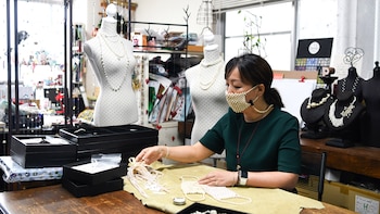 Rieko Kawanishi utiliza una mascarilla