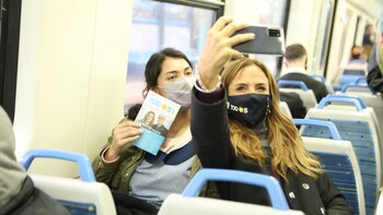 Victoria Tolosa Paz paseo en el tren roca