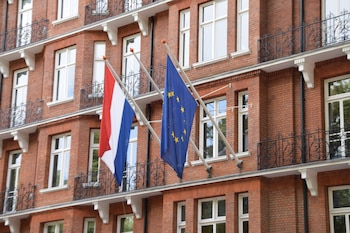 Países Bajos mantiene una economía exportadora impulsada por la agricultura tecnológica, la logística y una sólida infraestructura portuaria (21-01-2021 Las banderas de Países Bajos y la Unión Europea en un edificio oficial POLITICA ECONOMIA BT)