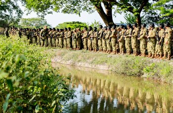 Soldados salvadoreños junto a una