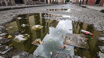 Vecinos de la colonia Portales denuncian contaminación de agua estancada en una famosa tienda de CDMX