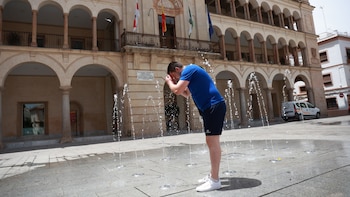 Proteger a los vecinos sin espantar a los turistas: así afrontan las olas de calor los pueblos con las temperaturas más extremas de España
