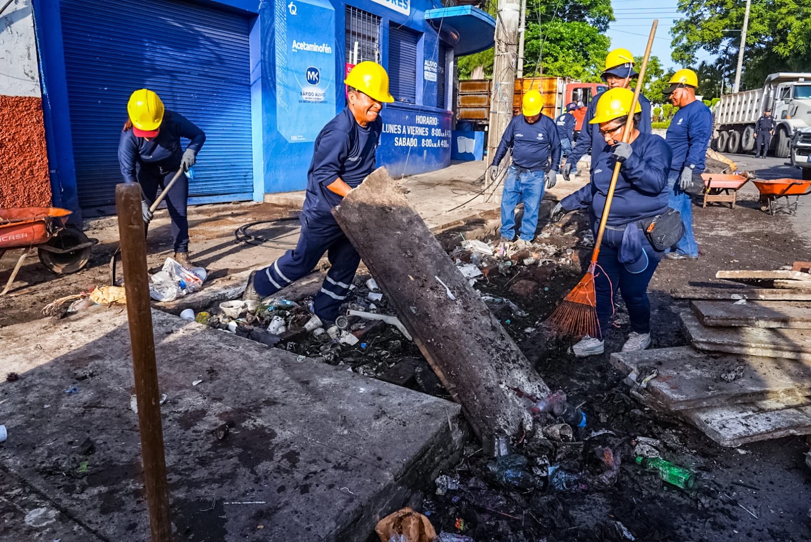 El operativo municipal moviliza a 1,500 trabajadores para retirar estructuras, demoler concreto, desmontar puestos y evacuar desechos en el Centro Histórico. (Foto: Alcaldía de San Salvador Centro)