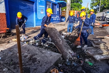 El operativo municipal moviliza a 1,500 trabajadores para retirar estructuras, demoler concreto, desmontar puestos y evacuar desechos en el Centro Histórico. (Foto: Alcaldía de San Salvador Centro)