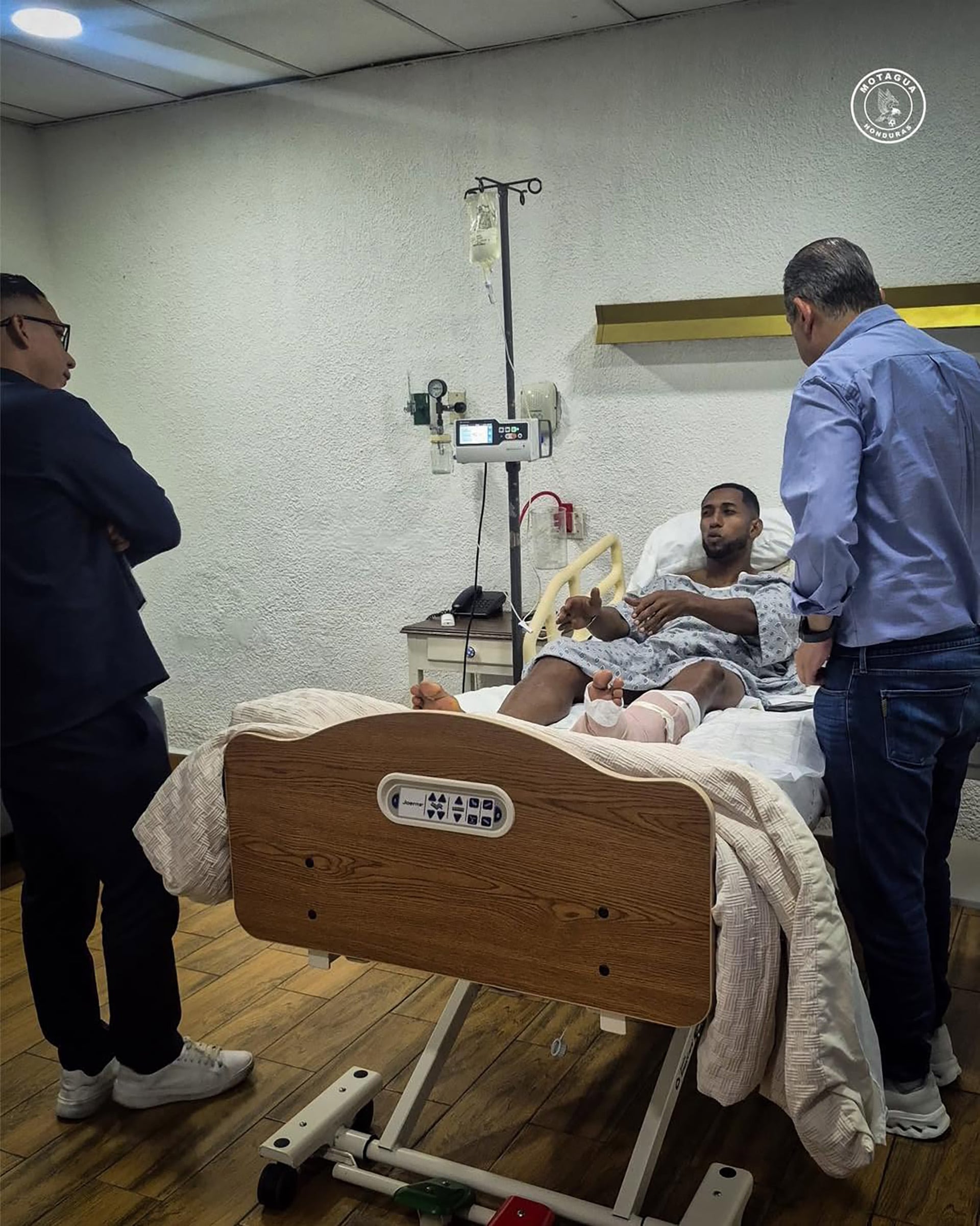 Romario recibió atención médica tras la terrible fractura que sufrió en pleno partido