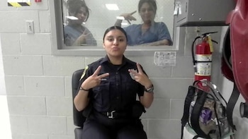 Una agente penitenciaria fue despedida por tomarse fotos con reclusas en Texas