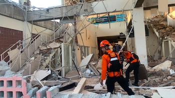 Aumentan a más de 50 los muertos por el seísmo de magnitud 7,7 en la isla de Flores, Indonesia