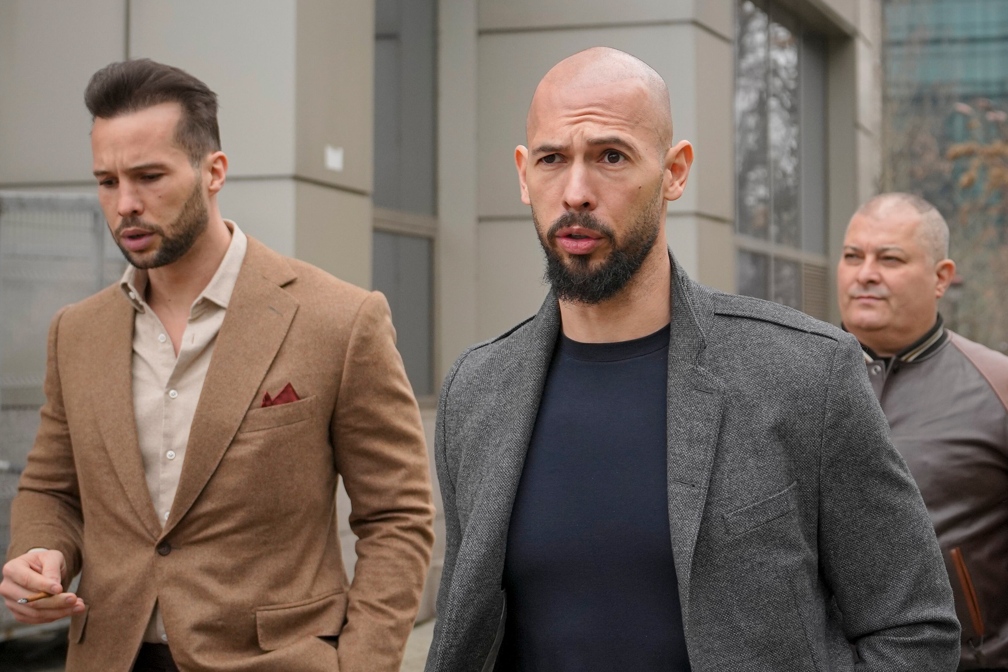 La jueza federal Lauren Louis evalúa en Miami la libertad bajo fianza de Andrew Tate y Tristan Tate mientras avanza su proceso de extradición al Reino Unido. (AP Foto/Vadim Ghirda, archivo)