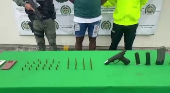 Los agentes decomisaron una pistola Jericho, tres cargadores, munición, celulares y material de intendencia en el inmueble - crédito Policía Nacional