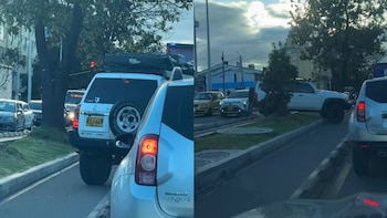 Concejal denunció a conductor de camioneta Nissan por pasar sobre un separador: vehículo tendría $3,6 millones en multas