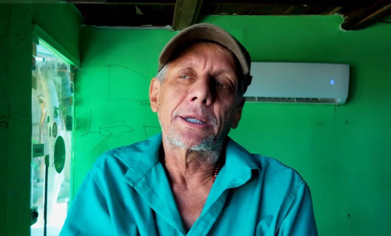 El empresario Juan Álvarez Torres habló desde la oficina donde, según la denuncia de la surfista de 16 años, ocurrió el presunto abuso sexual - crédito Captura de video @SergioGarciaImpactoNews/YouTube