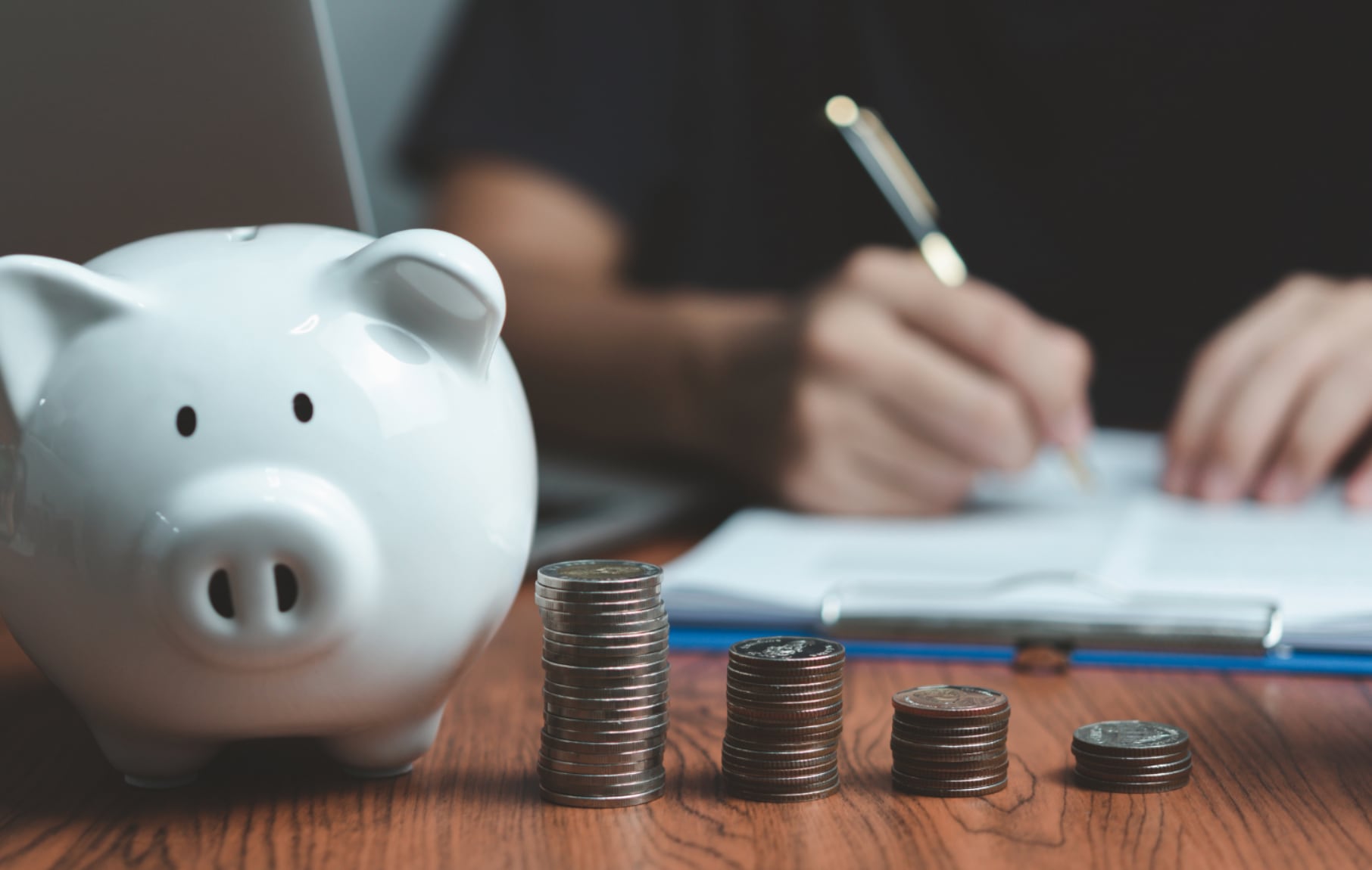 Ahorrar pequeñas cantidades de manera constante puede convertirse en una estrategia efectiva para construir un patrimonio y alcanzar objetivos financieros a largo plazo. Crédito: Coopenae Wink