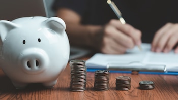 Seis hábitos sencillos para ahorrar dinero, proteger tus ingresos y hacer crecer tu patrimonio
