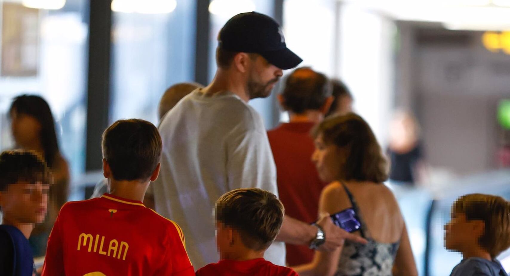 Gerard Piqué comparte vacaciones en PortAventura con sus hijos Milan y Sasha