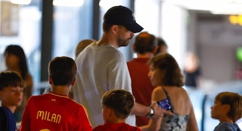 Gerard Piqué y su familia en PortAventura. (Europa Press)