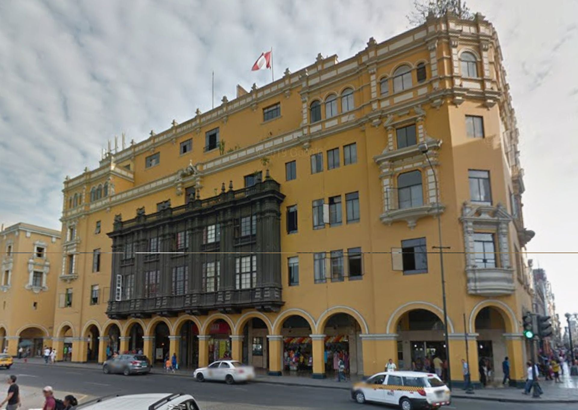 Un edificio de siete pisos frente a la Plaza Mayor de Lima se ofrece en alquiler por 20.000 dólares más IGV al mes. Google Maps