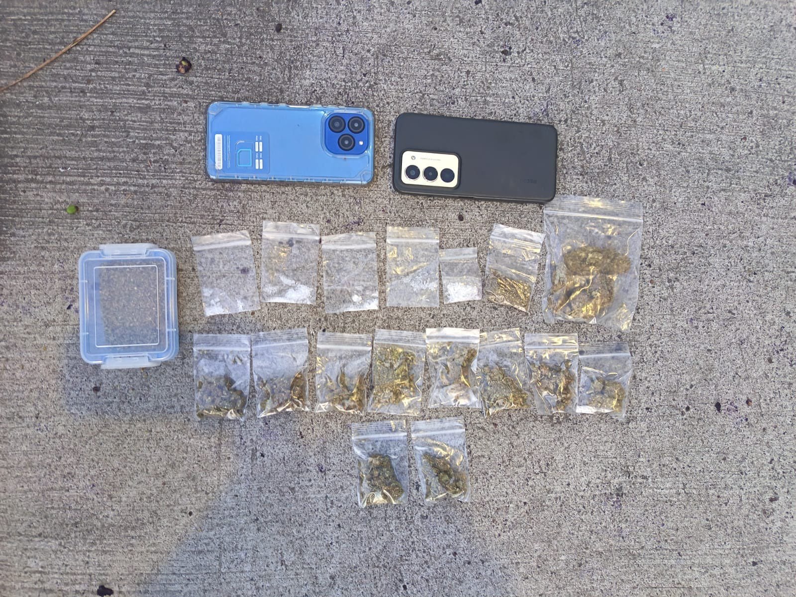 Dos personas fueron detenidos en el redondel Claudia Lars, distrito de San Juan Opico, La Libertad Centro, tras ser encontrados en posesión de cinco bolsas pequeñas con metanfetamina, doce porciones de marihuana y dos teléfonos celulares. (Cortesía: Fuerza Armada)
