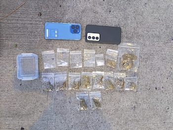 Dos personas fueron detenidos en el redondel Claudia Lars, distrito de San Juan Opico, La Libertad Centro, tras ser encontrados en posesión de cinco bolsas pequeñas con metanfetamina, doce porciones de marihuana y dos teléfonos celulares. (Cortesía: Fuerza Armada)