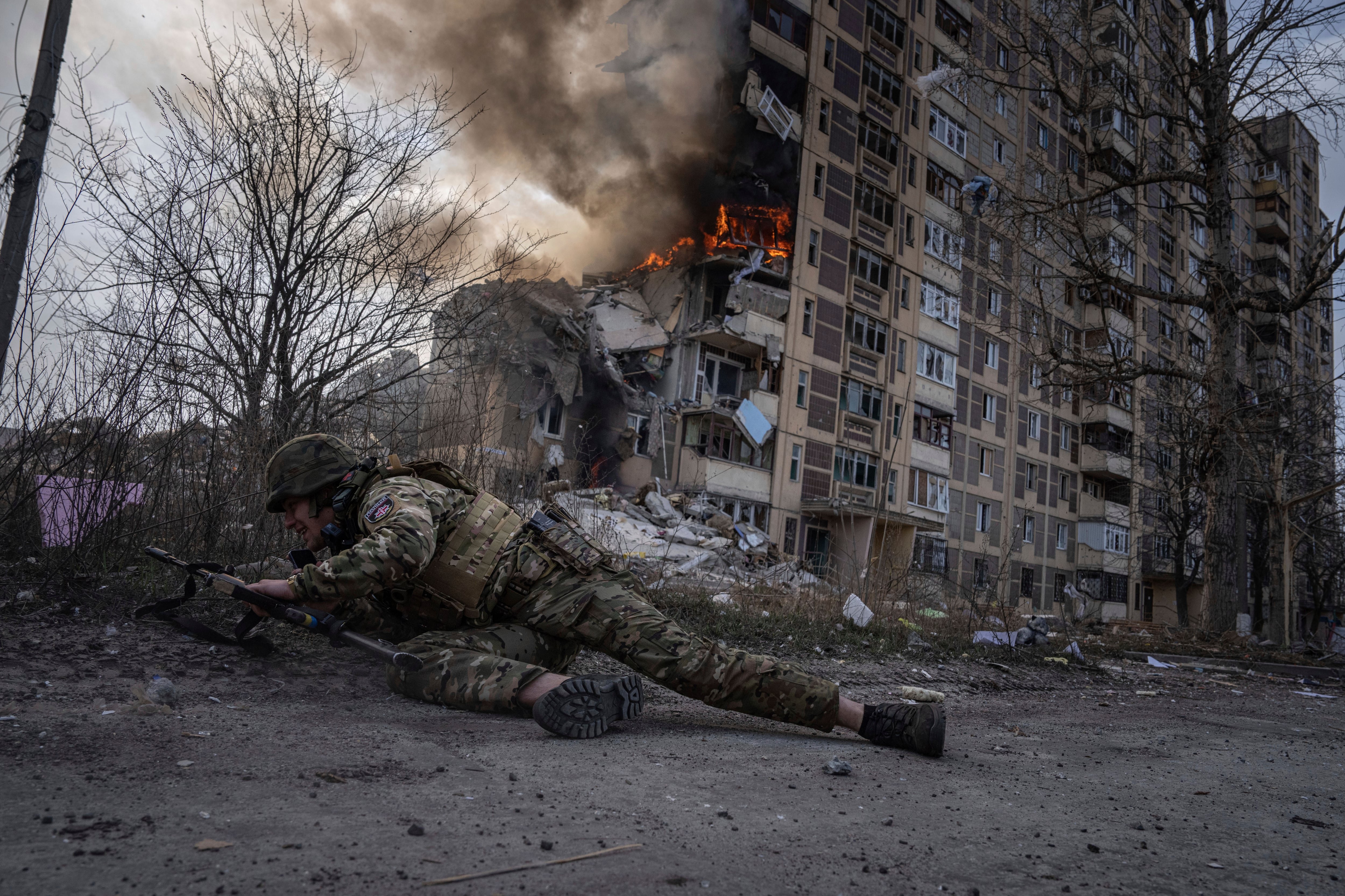 ARCHIVO - Un policía ucraniano se refugia frente a un edificio en llamas alcanzado por un ataque aéreo ruso en Avdiivka, Ucrania, el viernes 17 de marzo de 2023
(Foto AP/Evgeniy Maloletka, Archivo)