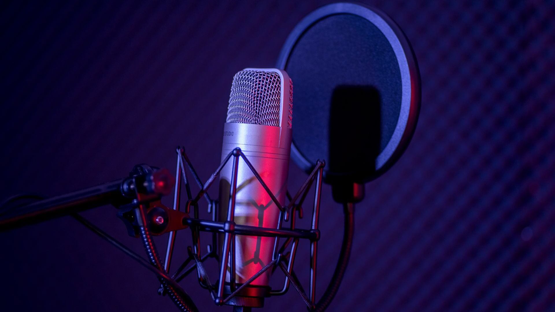 Los podcast han retomado fuerza entre los usuarios de las plataformas de streaming, sobre todo tras la pandemia de coronavirus (Getty Images/Athima Tongloom)