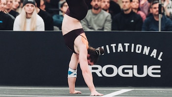 A pura fuerza y equilibrio: la insólita carrera de parada de manos que sorprendió en una competencia de CrossFit en Escocia