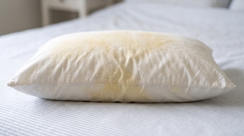 El sudor y el sebo se acumulan en el relleno de la almohada cada noche, incluso cuando la funda está limpia. (Imagen Ilustrativa Infobae)