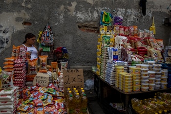 Fotografía de archivo donde se observa mercancía de vendedores informales con precios en dólares, en Caracas (Venezuela). EFE/Miguel Gutiérrez