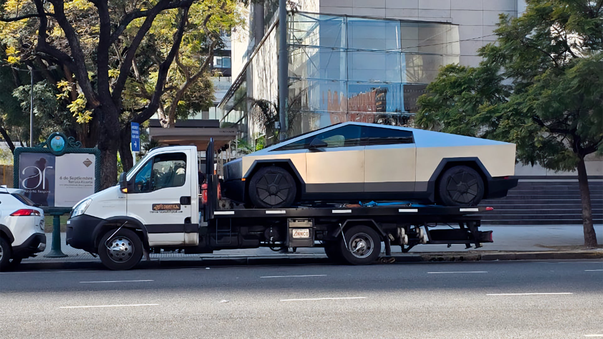 A comienzos de 2025 llegaron dos Tesla Cybertruck a Argentina, importadas por el empresario Malek Fara