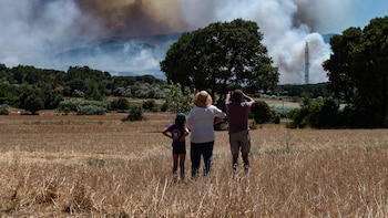 La evolución del incendio y las condiciones meteorológicas permiten reducir los efectivos en la Bisbal (Girona)