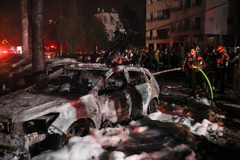 Los bomberos trabajan en un