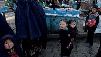 Familias afganas están vendiendo en matrimonio a niñas de apenas 20 días por la amenaza de la hambruna