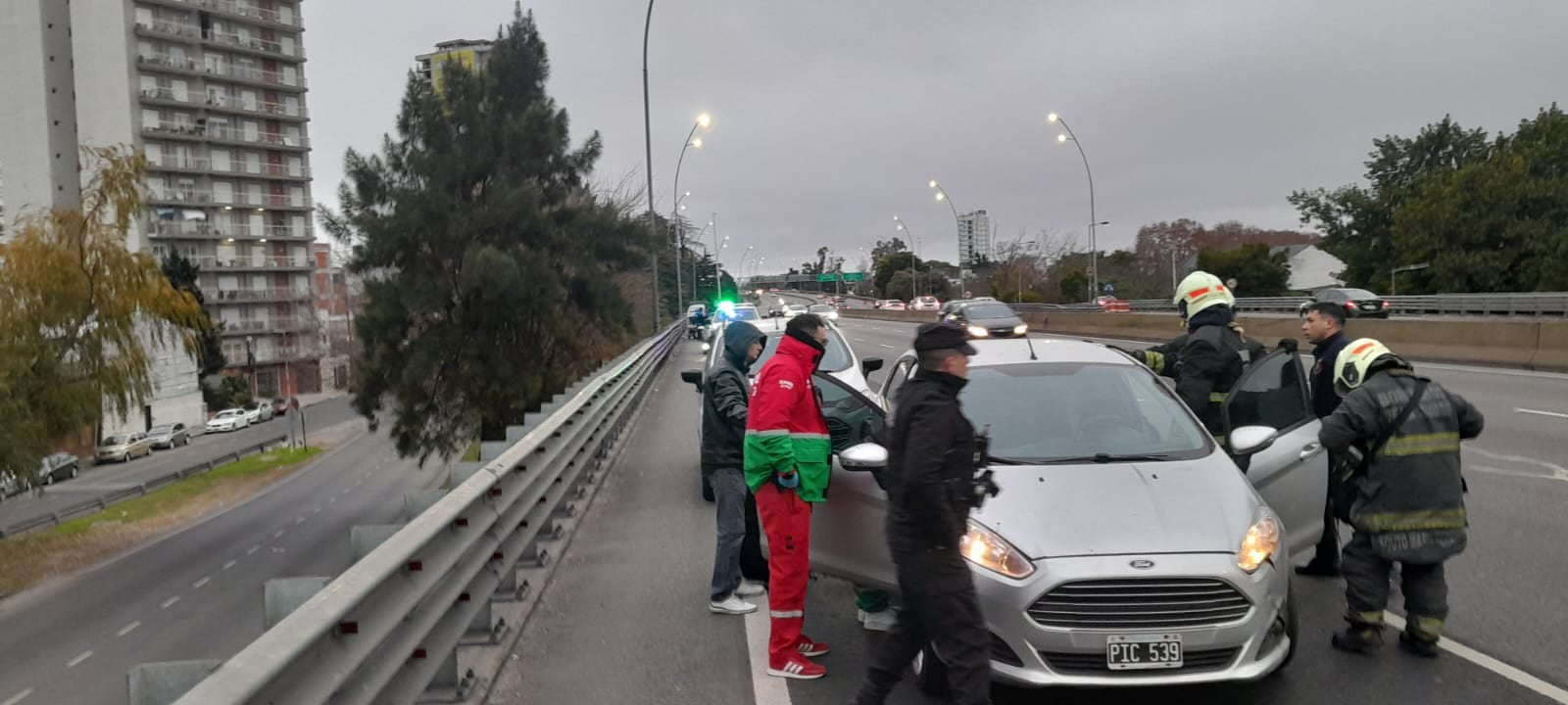 El SAME asistió a múltiples heridos leves tras choques y caídas de motos en avenidas y autopistas