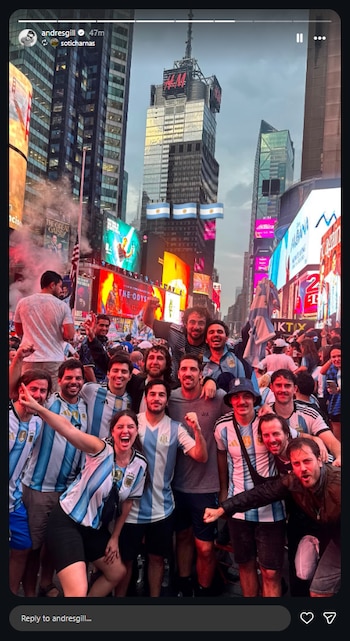 Andrés Gil y Candela Vetrano posaron con su grupo de amigos en Times Square, con banderas y humo celeste de fondo