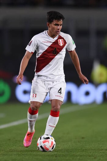 Jhilmar Lora durante el partido contra Argentina por las Eliminatorias Qatar 2022. (Marcelo Endelli/Getty Images)