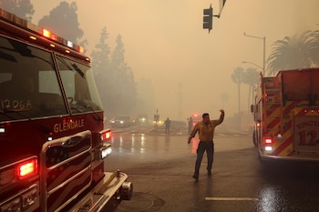 Camiones de bomberos responden, como