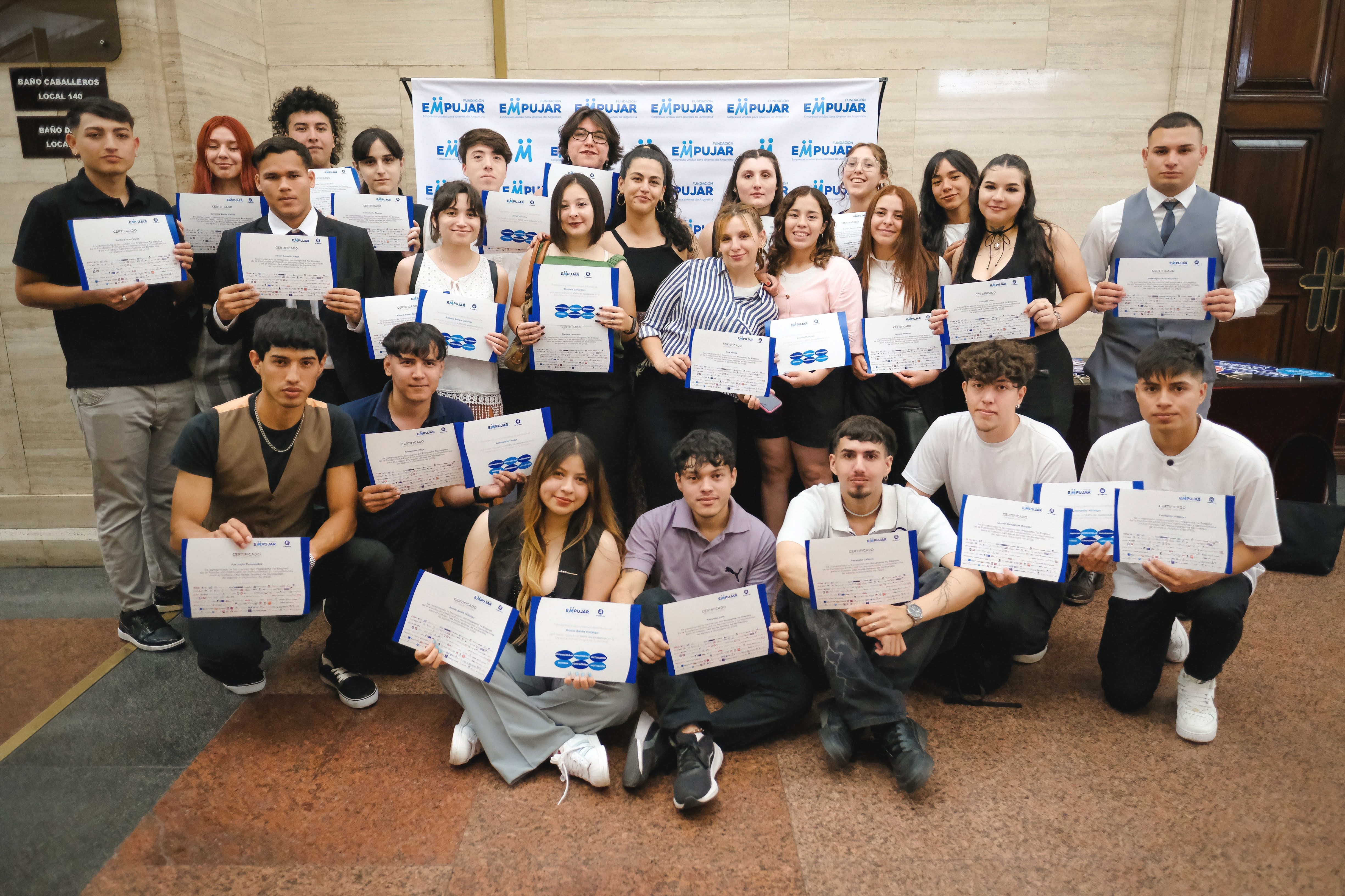 En Argentina, muchos jóvenes buscan su primer empleo sin conocer cómo funciona una empresa ni contar con referentes profesionales cercanos