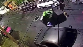 Mototaxi pierde la calandria mientras avanzaba y pasajeros salen volando en calles de CDMX