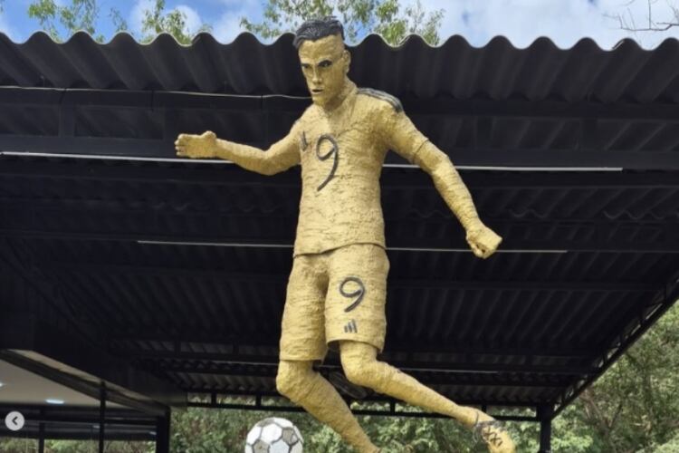 La estatua fue ubicada en el centro recreacional Bahía Concha - crédito Redes Sociales