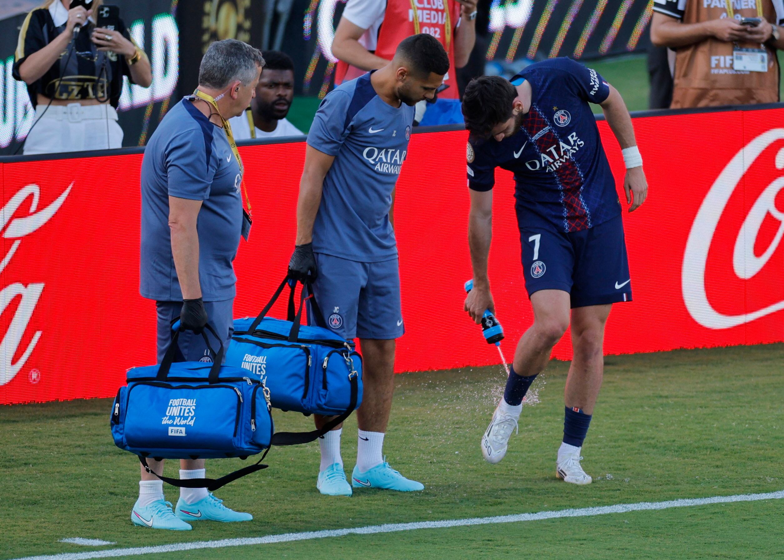 Los futbolistas atendidos deberán aguardar 2 minutos para reingresar (Foto: Reuters/Mike Blake)