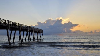 Una mujer salva a un hombre que estaba a punto de ahogarse y luego descubre que es sospechoso de un doble asesinato: “No podía dejarlo en el agua”