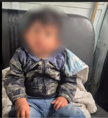El menor fue encontrado en la puerta de una vivienda durante la madrugada y fue trasladado para su protección - crédito Mebog