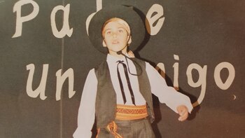 A los seis años comenzó