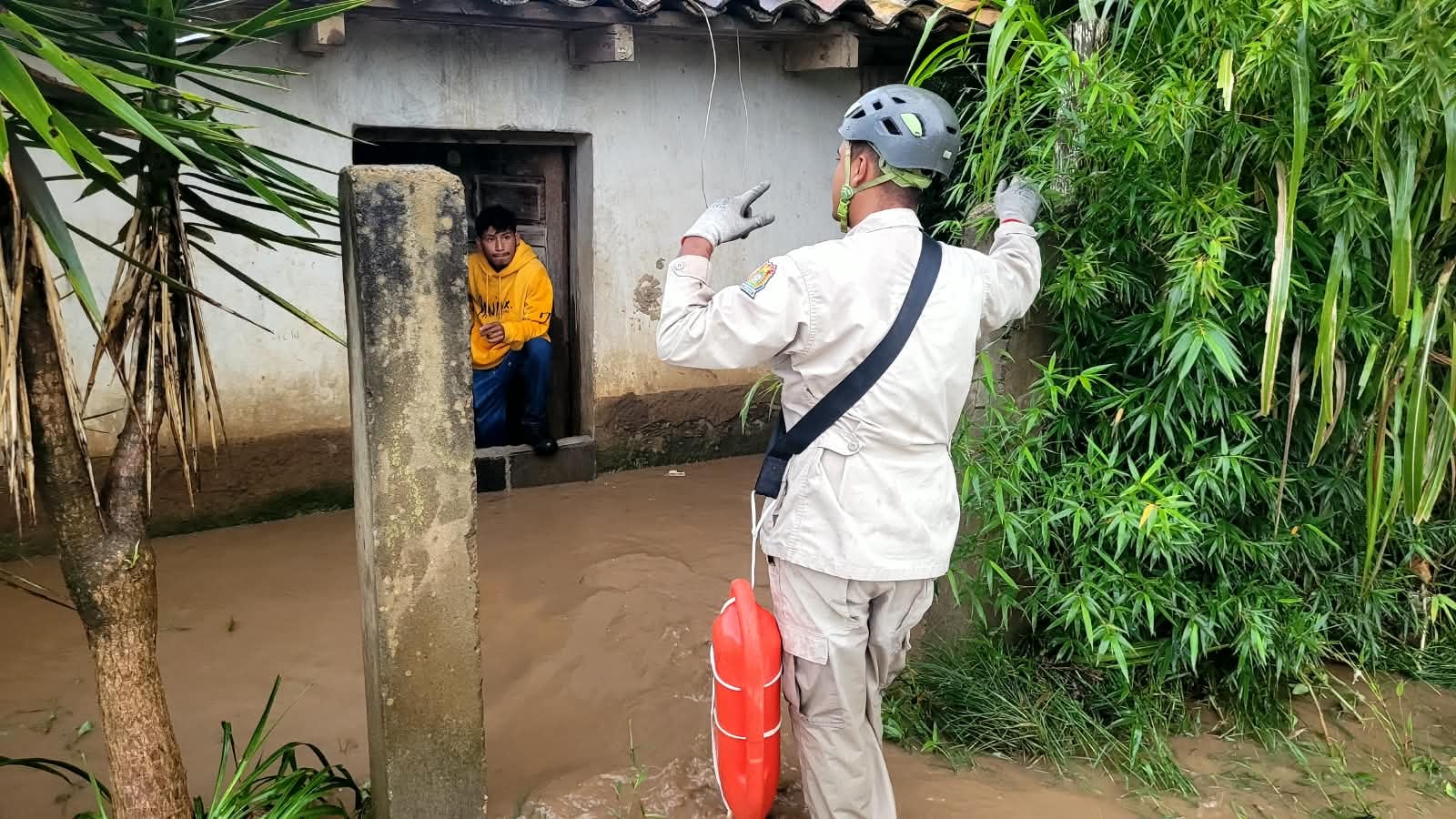 La Centroamericana figura entre las colonias que permanecen bajo vigilancia de los cuerpos de socorro por los efectos de las lluvias. (Foto: cuerpo de Bomberos)