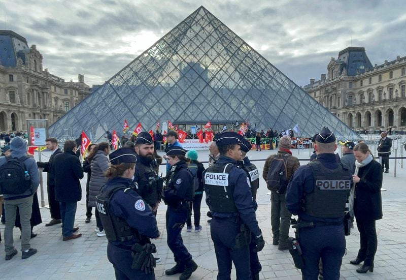 La policía francesa se despliega mientras los manifestantes protestan contra la reforma jubilatoria ante el Museo del Louvre en 2023 (Foto: Reuters/Marco Trujillo)