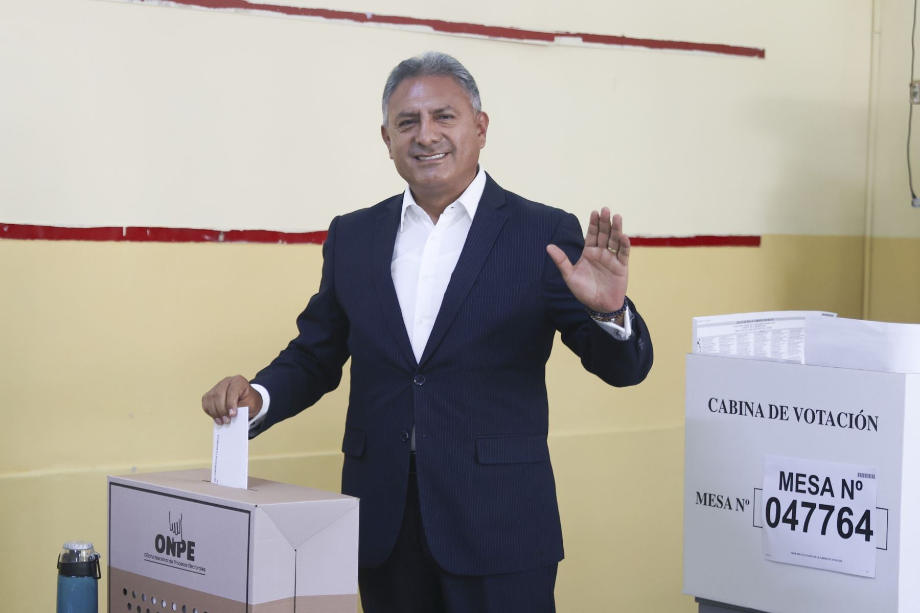 El candidato presidencial Carlos Jaico sonríe y saluda tras depositar su voto en una urna de la ONPE durante las Elecciones 2026. (Agencia Andina)