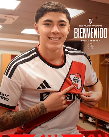 Jugador Tobías Andrada sonríe y señala el escudo de River Plate en su camiseta blanca con franjas negras; texto "BIENVENIDO" y "TOBÍAS ANDRADA" visible