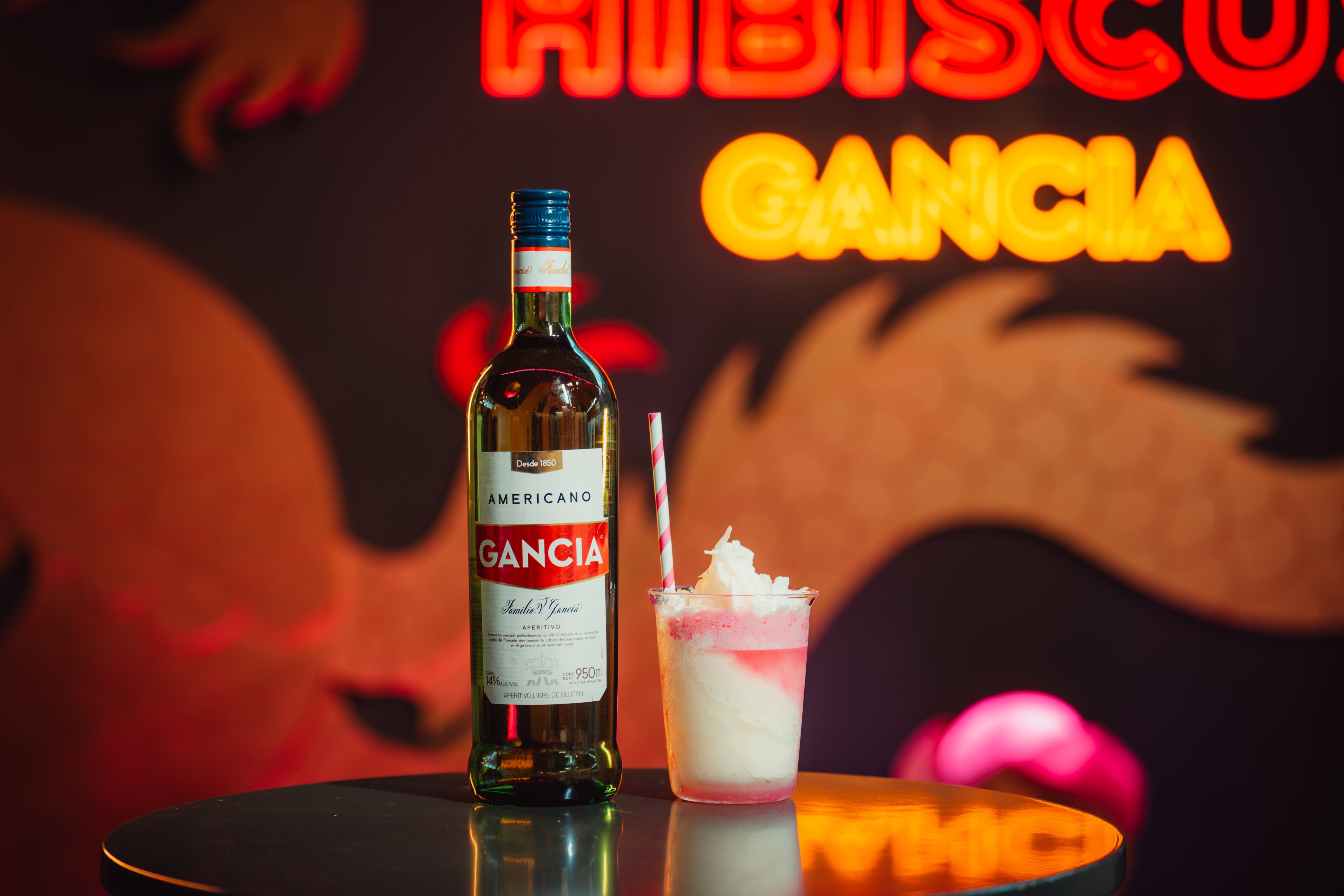 Ultravioleta reinterpreta los cócteles tropicales con Americano Gancia, Bacardí Carta Blanca, ananá, limón y coco (Cepas)
