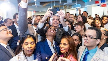 Abinader anunció 300 becas para jóvenes dominicanos que residen en Nueva York
