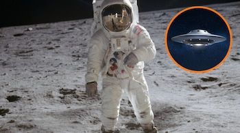 Un astronauta con traje espacial blanco se encuentra en la superficie lunar. En su visor se ve un reflejo. A la derecha, un OVNI está en un círculo con fondo estelar.